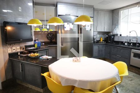 Casa de condomínio para alugar com 590m², 5 quartos e 8 vagasCozinha