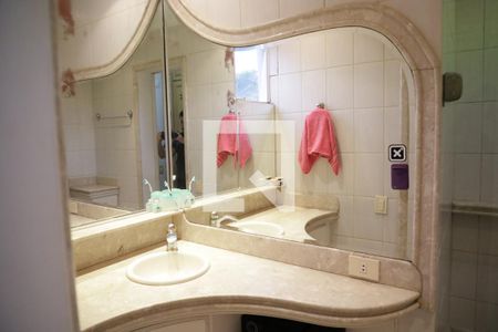 Casa de condomínio para alugar com 590m², 5 quartos e 8 vagasBanheiro