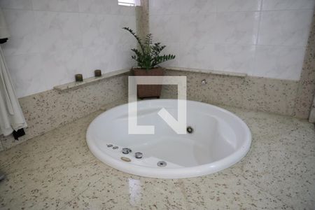 Casa de condomínio para alugar com 590m², 5 quartos e 8 vagasBanheiro