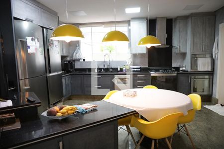 Casa de condomínio para alugar com 590m², 5 quartos e 8 vagasCozinha