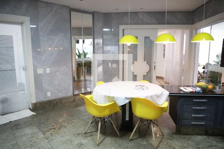 Casa de condomínio para alugar com 590m², 5 quartos e 8 vagasCozinha