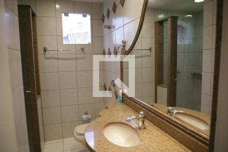 Casa de condomínio para alugar com 590m², 5 quartos e 8 vagasBanheiro