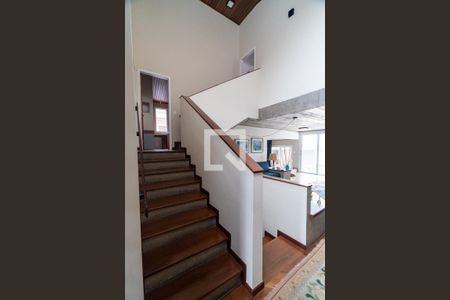 Casa à venda com 240m², 3 quartos e 2 vagas Casa à venda com 240m², 3 quartos e 2 vagasEscada