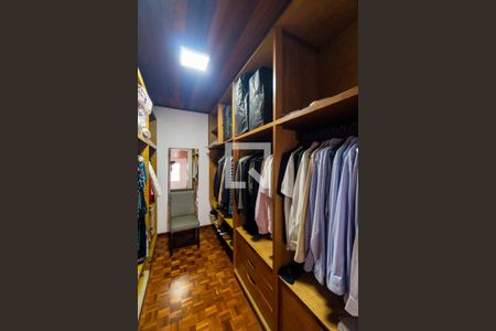 Casa à venda com 240m², 3 quartos e 2 vagas Casa à venda com 240m², 3 quartos e 2 vagasCloset da Suite