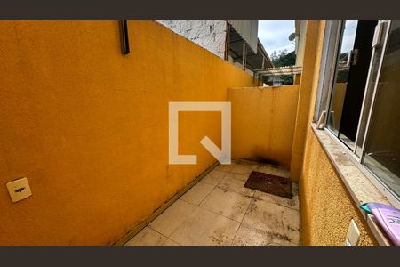 Casa de condomínio à venda com 220m², 2 quartos e 1 vagaÁrea de Serviço