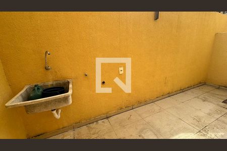 Casa de condomínio à venda com 220m², 2 quartos e 1 vagaÁrea de Serviço