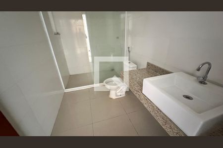 Casa de condomínio à venda com 220m², 2 quartos e 1 vagaBanheiro quarto 2