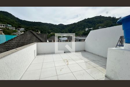 Casa de condomínio à venda com 220m², 2 quartos e 1 vagaTerraço