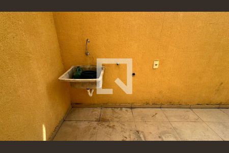 Casa de condomínio à venda com 220m², 2 quartos e 1 vagaÁrea de Serviço