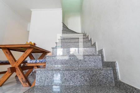 Escada de casa para alugar com 2 quartos, 115m² em Vila Nhocune, São Paulo