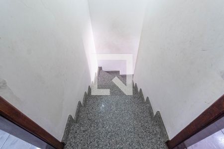 Casa à venda com 115m², 2 quartos e 2 vagasEscada