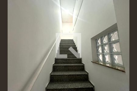 Casa à venda com 220m², 4 quartos e 3 vagas Casa à venda com 220m², 4 quartos e 3 vagasEscada