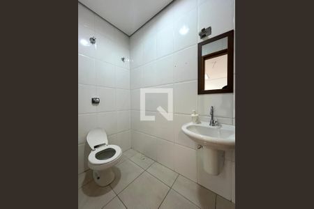 Casa à venda com 220m², 4 quartos e 3 vagas Casa à venda com 220m², 4 quartos e 3 vagasBanheiro da Suíte 1