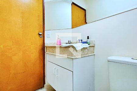 Casa de condomínio à venda com 254m², 3 quartos e 4 vagasLavabo