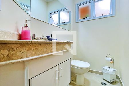 Casa de condomínio à venda com 254m², 3 quartos e 4 vagasLavabo