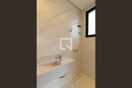 Casa de condomínio à venda com 462m², 3 quartos e 4 vagasBanheiro Área externa 