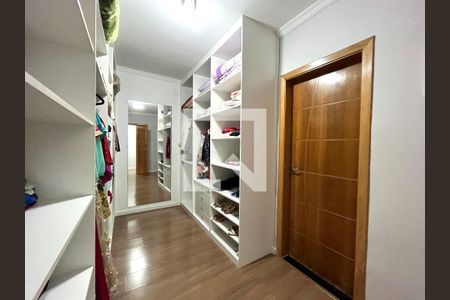 Casa à venda com 360m², 3 quartos e 12 vagasCloset da suíte 2