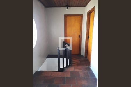 Casa à venda com 320m², 3 quartos e 2 vagas Casa à venda com 320m², 3 quartos e 2 vagasEscada