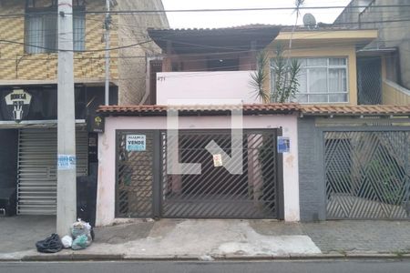 Casa à venda com 220m², 4 quartos e 6 vagas Casa à venda com 220m², 4 quartos e 6 vagasFachada