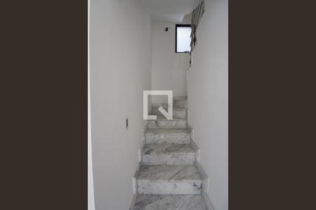 Casa à venda com 152m², 3 quartos e 1 vaga Casa à venda com 152m², 3 quartos e 1 vagaEscada para 2º andar