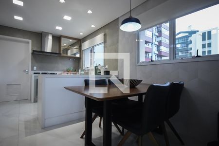 Apartamento à venda com 220m², 4 quartos e 4 vagasCozinha