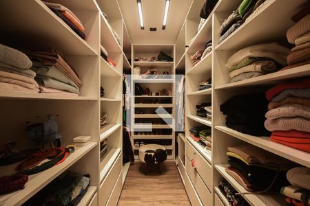 Apartamento à venda com 220m², 4 quartos e 4 vagasArmário da Suíte 1