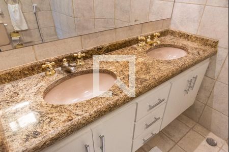 Casa à venda com 287m², 3 quartos e 3 vagasBanheiro da suíte