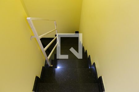 Casa para alugar com 97m², 2 quartos e 2 vagas Casa para alugar com 97m², 2 quartos e 2 vagasEscada