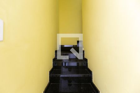 Casa para alugar com 97m², 2 quartos e 2 vagas Casa para alugar com 97m², 2 quartos e 2 vagasEscada - Entrada