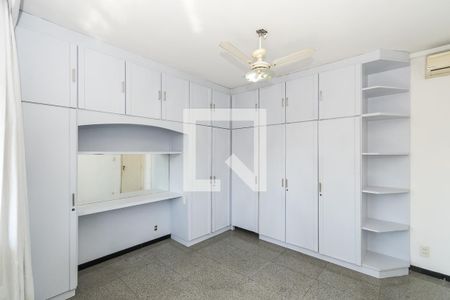 Casa à venda com 252m², 4 quartos e 5 vagasQuarto 1 Suíte - Armários