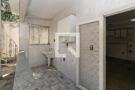 Casa à venda com 252m², 4 quartos e 5 vagasÁrea de Serviço (1º andar)