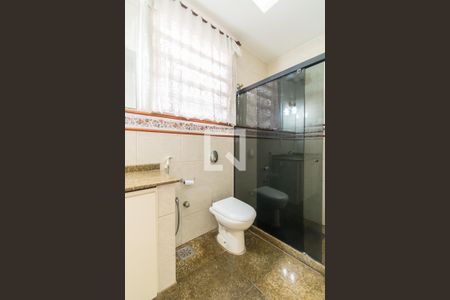 Casa à venda com 252m², 4 quartos e 5 vagasBanheiro 2 (1º andar)