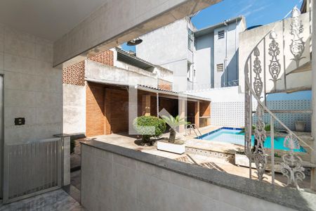 Casa à venda com 252m², 4 quartos e 5 vagasÁrea de Serviço (1º andar)