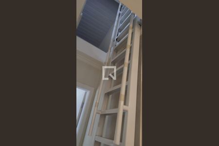 Casa à venda com 264m², 3 quartos e 1 vagaEscada quarto 3