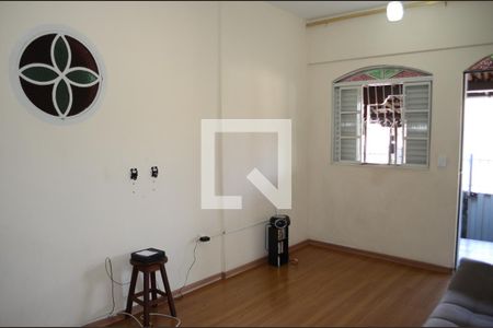 Sala de casa para alugar com 4 quartos, 110m² em Maria Goretti, Belo Horizonte