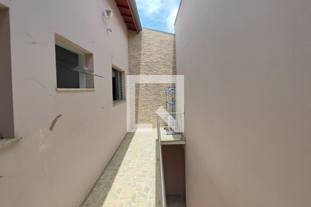 Casa à venda com 170m², 3 quartos e 4 vagasCorredor - Quintal