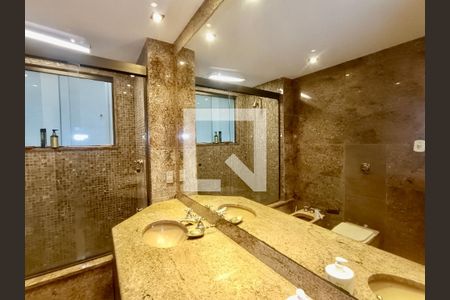 Apartamento para alugar com 353m², 4 quartos e 1 vaga Apartamento para alugar com 353m², 4 quartos e 1 vagaBanheiro social