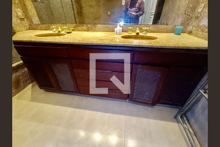 Apartamento para alugar com 353m², 4 quartos e 1 vaga Apartamento para alugar com 353m², 4 quartos e 1 vagaBanheiro social