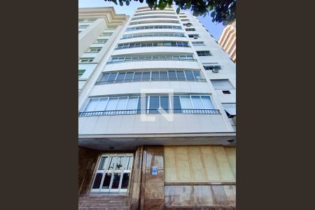 Apartamento para alugar com 353m², 4 quartos e 1 vaga Apartamento para alugar com 353m², 4 quartos e 1 vagaFachada com cartaz QA