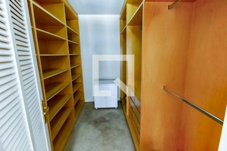 Casa à venda com 400m², 4 quartos e 4 vagas Casa à venda com 400m², 4 quartos e 4 vagasCloset da suíte 3