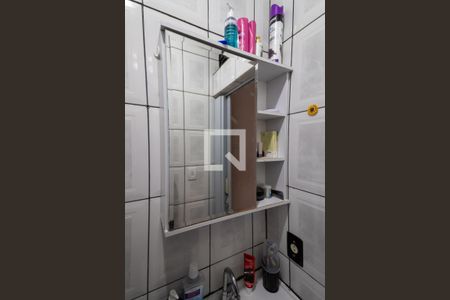 Casa à venda com 56m², 4 quartos e 1 vaga Casa à venda com 56m², 4 quartos e 1 vagaBanheiro