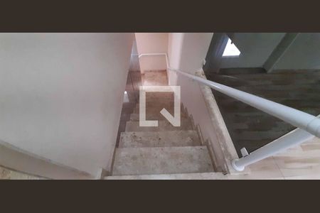 Casa à venda com 118m², 3 quartos e 4 vagas Casa à venda com 118m², 3 quartos e 4 vagasEscada