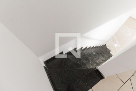 Casa para alugar com 120m², 3 quartos e 2 vagasEscada