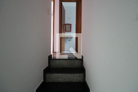 Casa de condomínio à venda com 120m², 3 quartos e 2 vagasEscada