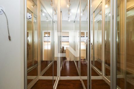 Casa à venda com 285m², 4 quartos e 2 vagas Casa à venda com 285m², 4 quartos e 2 vagasCloset da Suíte 1