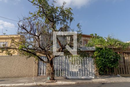 Casa à venda com 230m², 4 quartos e 4 vagas Casa à venda com 230m², 4 quartos e 4 vagasFachada