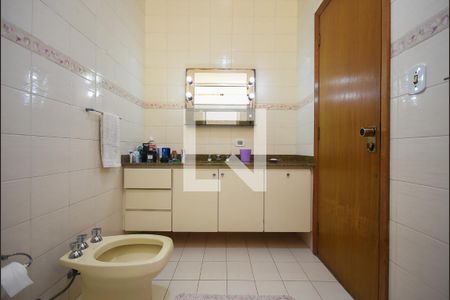 Casa à venda com 356m², 3 quartos e 4 vagasBanheiro Suíte 2