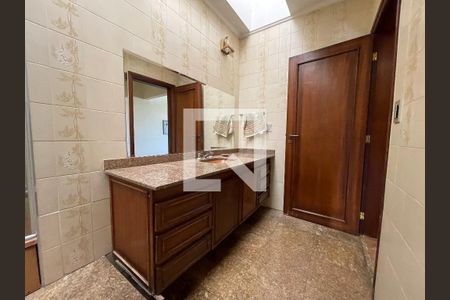 Casa à venda com 400m², 4 quartos e 4 vagasBanheiro da Suíte 2