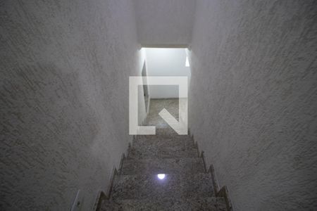 Casa à venda com 340m², 5 quartos e 6 vagas Casa à venda com 340m², 5 quartos e 6 vagasEscada