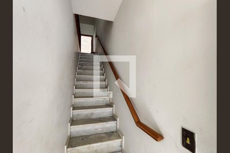 Casa à venda com 150m², 2 quartos e 1 vaga Casa à venda com 150m², 2 quartos e 1 vagaEscada